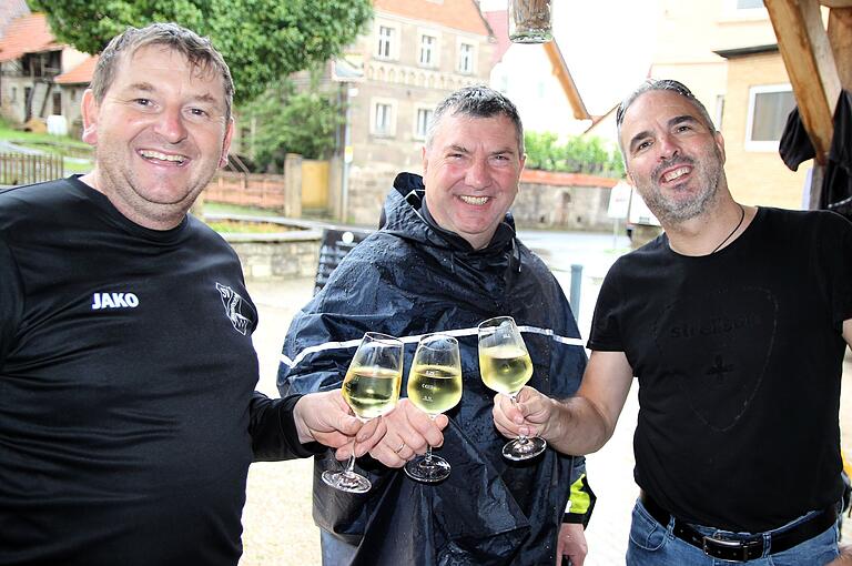 Auch die drei Radler (von links) Harald Back, Elmar Warmuth und Jörg Hauck machten auf ihrer Radtour Stopp beim Brunnenschoppen in Michelau.&nbsp;&nbsp;