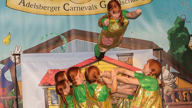 Die fliegende Pippi Langstrumpf: Eine der Hebefiguren der Urspringer Garde. Die fliegende Pippi Langstrumpf: Eine der Hebefiguren der Urspringer Garde.