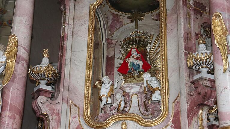 Die Pilger erflehen vor dem Gnadenaltar der schmerzhaften Maria in der Dettelbacher Wallfahrtskirche ihren Schutz. Die Pilger erflehen vor dem Gnadenaltar der schmerzhaften Maria in der Dettelbacher Wallfahrtskirche ihren Schutz.
