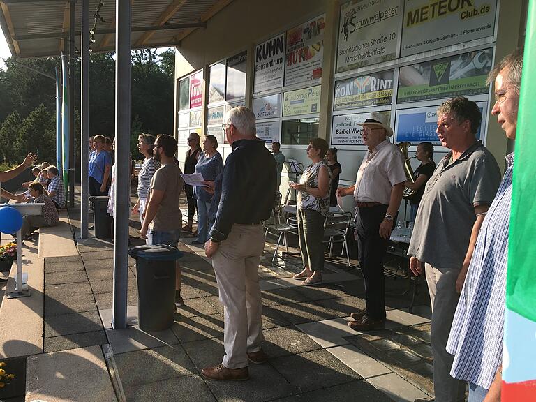 'Freude schöner Götterfunken' sang der Chor des Gesangvereins Liedertafel Lengfurt (Dirigent: Peter Sebold' zur Eröffnung der Jubiläumsveranstaltung '40 Jahre Waldbad Lengfurt'.