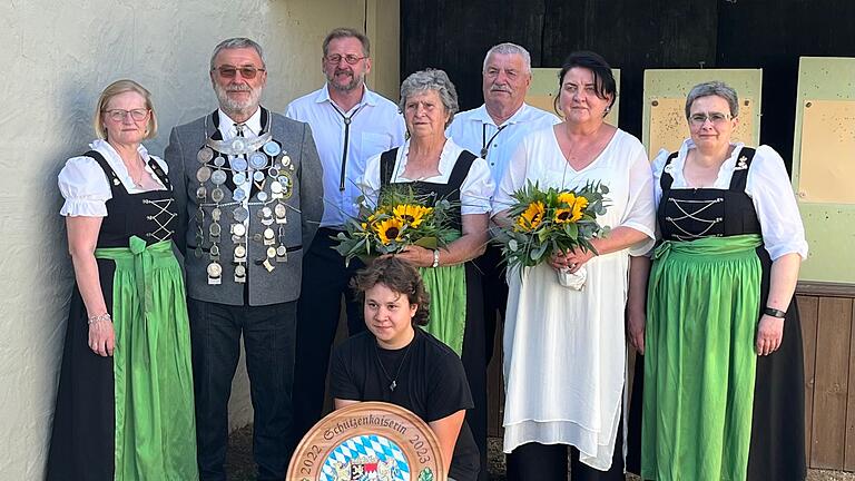 Im Bild: Claudia Caesar (Schriftführerin), Erwin Meyer (Schützenkönig), Dieter Stiller (1. Schützenmeister), Helga Bauer (scheidende Schützenkaiserin), Viktor Bauer,  Lisa Krein (Bürgermeisterin) Dolores Stiller (2. Schützenmeisterin), Julian Krückel.