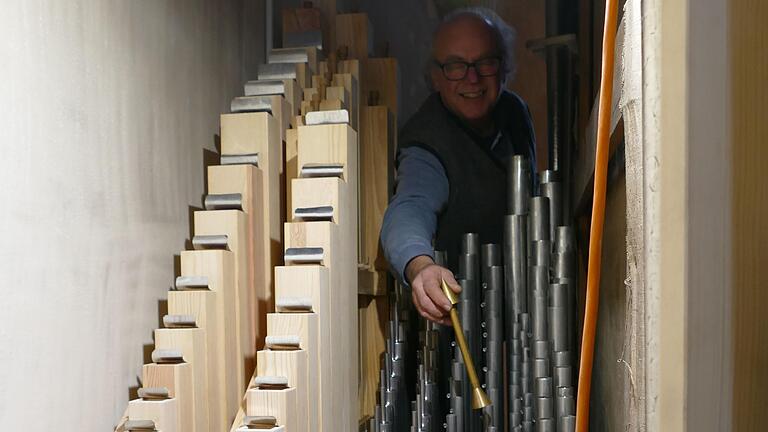 Orgelbauer Christoph Schindler am neuen Echowerk der Oberstreuer Orgel, das hinter dem Altar eingebaut wurde.