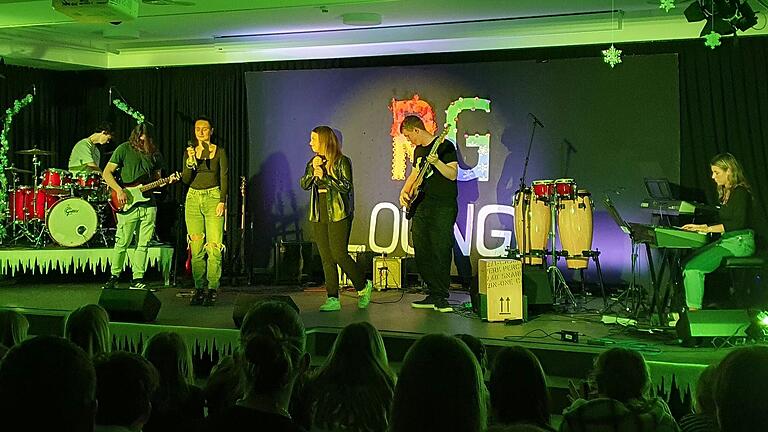 Auftritt der Musikband aus Bílovec im Gymnasium Bad Neustadt.