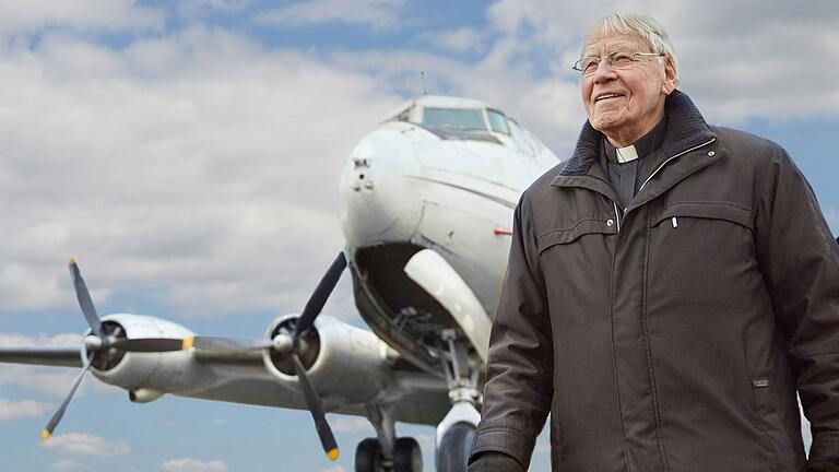 Pater Walter Maader war 32 Jahre lang Seelsorger am Frankfurter Flughafen. Geboren und aufgewachsen ist er in Würzburg. Über seine Erlebnisse hat er ein Buch geschrieben.