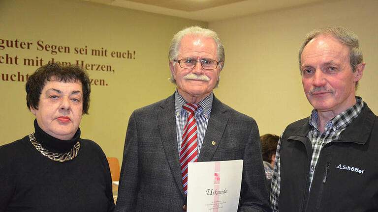 Die Vorsitzende Maria Weidner ehrte Edmund Schmitt (Mitte) für seine Treue zur KAB.  Foto: Jana Keul       -  Die Vorsitzende Maria Weidner ehrte Edmund Schmitt (Mitte) für seine Treue zur KAB.  Foto: Jana Keul