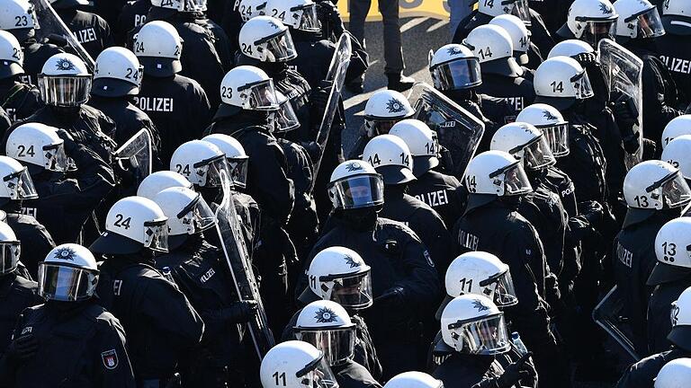 G20-Gipfel  - Demonstration 'G20 Welcome to hell'       -  Auch eine massive Polizeipräsenz konnte die Ausschreitungen beim G20-Gipfel in Hamburg nicht verhindern.