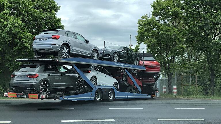 Abbiegen zum Zwischenlager: Ein Fahrzeugtransporter bringt Audi-Autos zum Abstellen auf der früheren Militärflugzeug-Landebahn in der Conn-Kaserne.