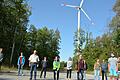 Die Fridays for Future-Aktivisten um Pauline Beck (6. von rechts) und Tobias Tefke (2. von links) ließen sich von den Windpark-Geschäftsführern Norbert Schmäling (3. von links) und Gunter Häckner (4. von links) die Windräder im Münnerstädter Stadtwald zeigen.