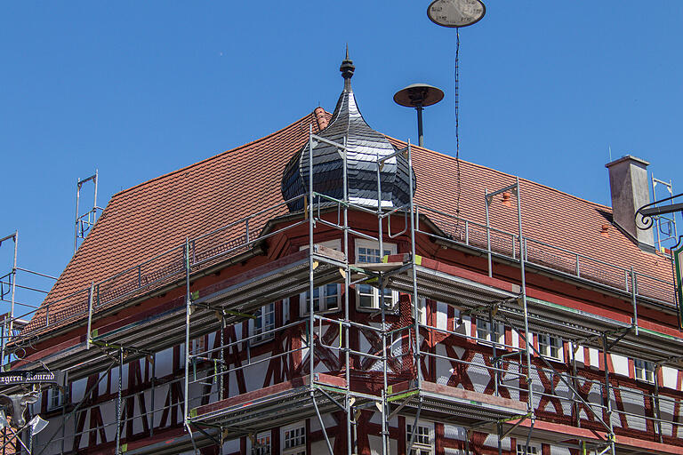 Fassadensanierung des Alten Rathauses: Das historische Gebäude stellt gemeinsam mit dem angrenzenden Historischen Haus die 'Postkartenansicht' in der Rienecker Altstadt dar.