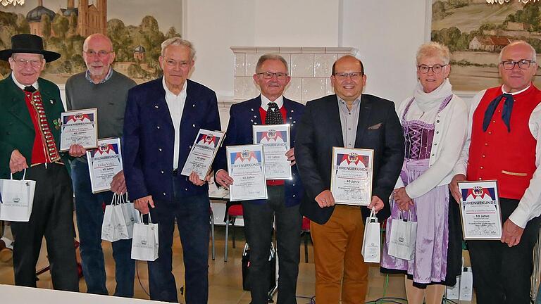 Für langjährige Mitglieder der ARGE Fränkische Volksmusik Unterfranken gab es Ehrungen (von links): Vorsitzender Burkard Schmitt, Alfred Dörr, Karl Wolf, Wilfried Fickert (Häusinger Rundtänzer), Heinrich Neugebauer (Blaskapelle Üchtelhausen), Udo Feldinger( Förderverein der Sing- und Musikschule Pro Musica in Würzburg), Gabriele und Günther Hammer sowie die Vorsitzende Inka Pfister.