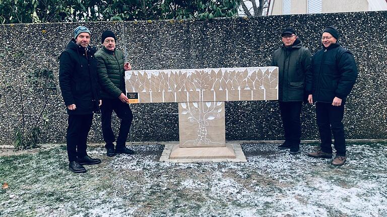 Lebensbaum-Symbolik auf dem Friedhof in Untertheres. Im Bild (von links): Bürgermeister Matthias Schneider, Bildhauer Michael Scholl, Diakon Bernd Wagenhäuser und Kirchenpfleger Eugen Ahlstich.