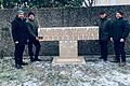 Lebensbaum-Symbolik auf dem Friedhof in Untertheres. Im Bild (von links): Bürgermeister Matthias Schneider, Bildhauer Michael Scholl, Diakon Bernd Wagenhäuser und Kirchenpfleger Eugen Ahlstich.