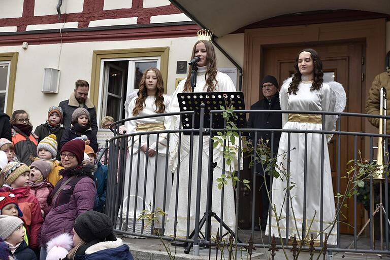 Emma Knauer eröffnete als Christkind, begleitet von Domenica Beck und Kaja Liesner, mit einem Prolog den 39. Königsberger Weihnachtsmarkt und verteilte anschließend Wunschzettel für den Wunschzettelbaum Emma Knauer eröffnete als Christkind, begleitet von Domenica Beck und Kaja Liesner, mit einem Prolog den 39. Königsberger Weihnachtsmarkt und verteilte anschließend Wunschzettel für den Wunschzettelbaum
