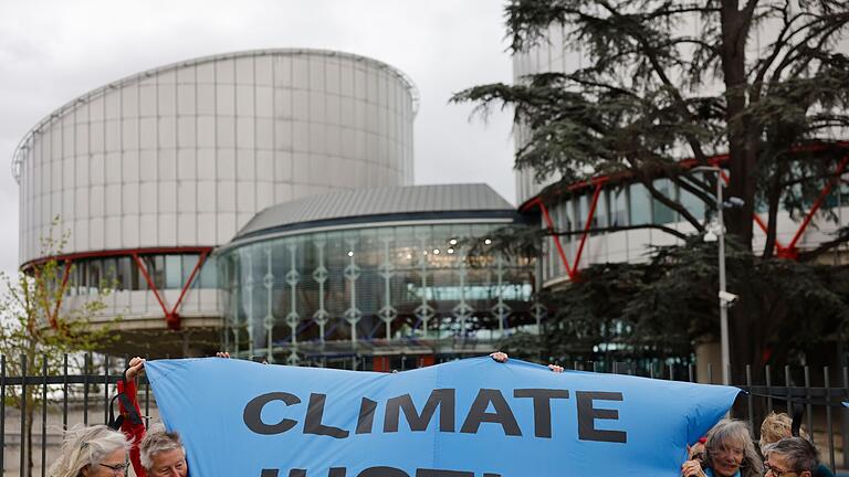 Demonstration.jpeg       -  Der Fall der Klimaseniorinnen war die erste Klimaklage überhaupt, die vor der Großen Kammer des Europäischen Gerichtshofs für Menschrenrechte angehört wurde.