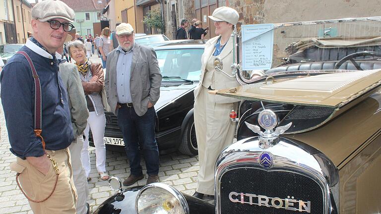 Stilecht: ein Citroen C4, Baujahr 1931, mit seinen beiden Besitzern. Stilecht: ein Citroen C4, Baujahr 1931, mit seinen beiden Besitzern.