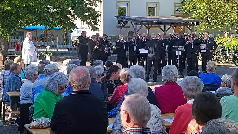 Die Maiandacht vor der Tagespflege in Zeuzleben mit der Jagdhornbläsergruppe Schweinfurt-Land lockte zahlreiche Gläubige an.