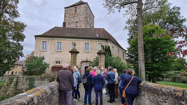 Die Teilnehmer vor dem Wasserschloss.