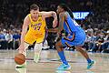 Oklahoma City Thunder - Los Angeles Lakers       -  Luka Doncic (l.) wird des Feldes verwiesen.