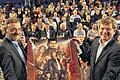 Würzburger Musketiere: Vor über 150 Komparsen präsentieren Gerhard Weiler (links) und OB Georg Rosenthal im Cineworld ein Spezialplakat, auf dem unten links auch die Residenz zu sehen ist.