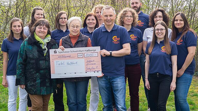 Elmar Weinbeer (vorne rechts) und das Team seiner Praxis für Ergotherapie unterstützen zum 20. Geburtstag die Haßfurter Tafel mit ihren Vorsitzenden Ute Ulbrich (vorne, links) und Irmtraud Neubert (vorne, 2. von links).