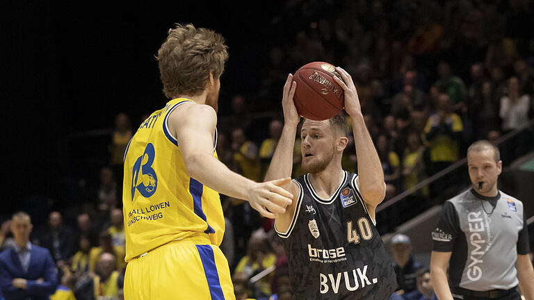 Basketball Loewen Braunschweig vs. s.Oliver Wuerzburg, Basketball, BBL       -  Deutschland, Braunschweig, Volkswagen-Halle, 08.02.2020, emspor, emonline, despor, deonline, Basketball Loewen Braunschweig vs. s.Oliver Wuerzburg, Basketball, BBL

Bild: v. l. Scott Eatherton (Basketball Loewen Braunschweig) und Lucas Fischer (s.Oliver Wuerzburg)