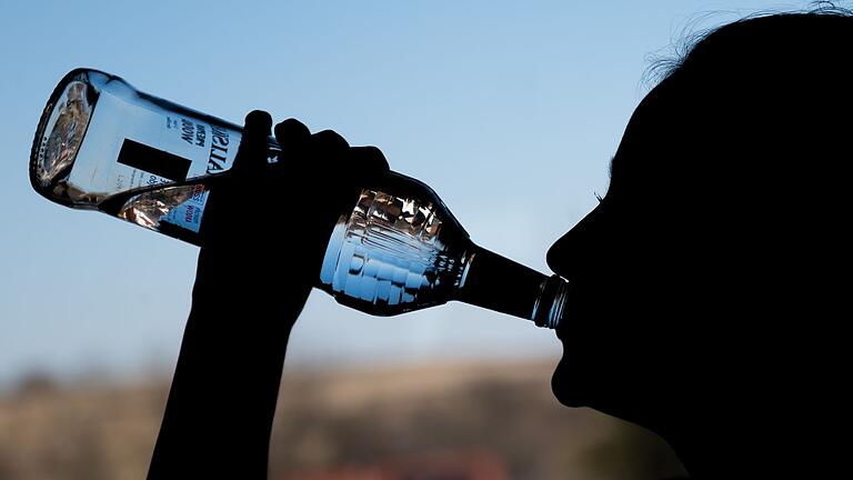 Alkohol.jpeg       -  Ihre ersten Erfahrungen mit Alkohol machen Jugendliche meist im Alter von 14 bis 15 Jahren, den ersten Rausch haben sie durchschnittlich mit 16 Jahren.