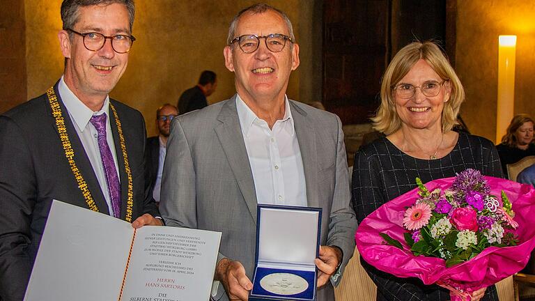 Die Stadtbau vorangebracht: Oberbürgermeister Christian Schuchardt würdigte die Leistung von Hans Sartoris (hier mit Ehefrau Susanne) an der Spitze des städtischen Wohnungsbauunternehmens.