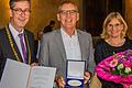 Die Stadtbau vorangebracht: Oberbürgermeister Christian Schuchardt würdigte die Leistung von Hans Sartoris (hier mit Ehefrau Susanne) an der Spitze des städtischen Wohnungsbauunternehmens.
