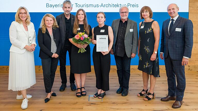 Bei der Verleihung des artouro-Preises in München, von links: Barbara Radomski (Geschäftsführerin Bayern Tourismus Marketing), Lydia Haack (Präsidentin Bayerische Architektenkammer), Gernot Meyer, Ines Wolff, Silja Wiener, Alfred Wiener (alle Architekturbüro Wiener + Wolff aus Karlstadt), Anja Baier (dritte Bürgermeisterin von Karlstadt) sowie Ministerialdirigent Dr. Johann Niggl (Abteilungsleiter Tourismus).