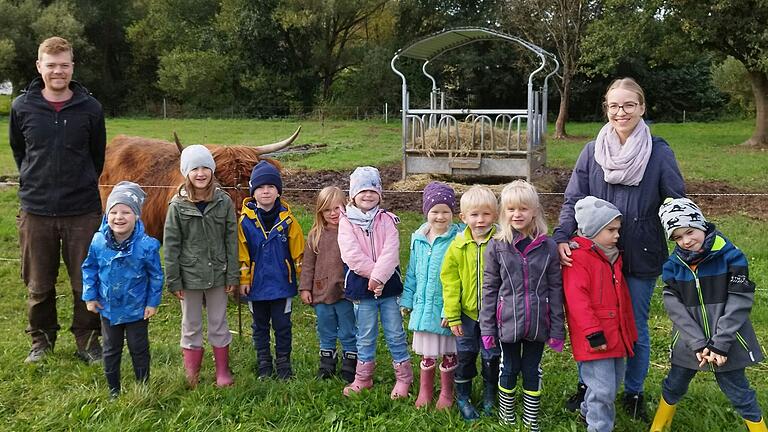 Die Kinder aus dem Kindernest bei den Rindern.