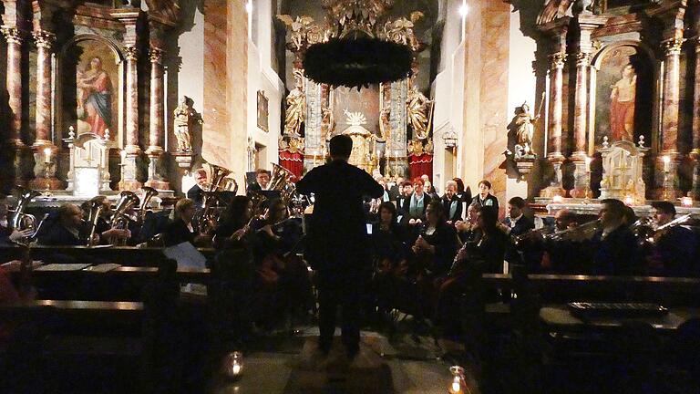 Mit ruhiger Hand dirigierte Christina Dietz die Musikkapelle Eußenhausen beim diesjährigen Adventskonzert. Im Hintergrund: der Gesangverein.