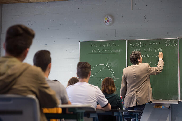 Ende April soll der Schulbetrieb in Bayern wieder starten – Schritt für Schritt, zunächst die Abschlussklassen und wegen der Ansteckungsgefahr in kleineren Klassen.