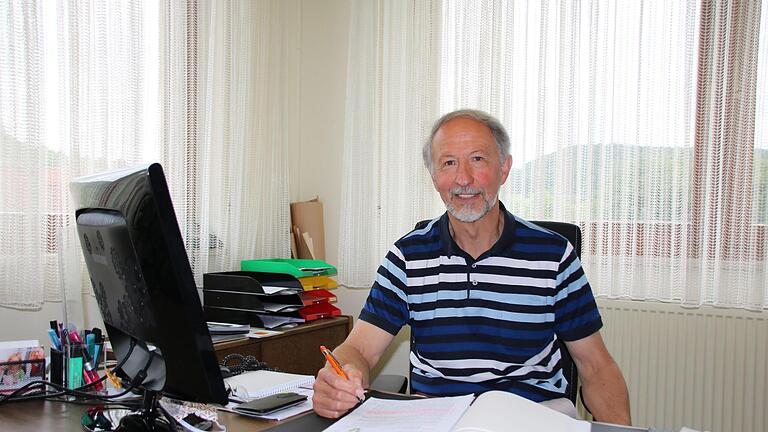 Auch wenn der Euerdorfer Bürgermeister Peter Bergel (69) oft mit Handy und Computer arbeitet: Alle wichtigen Infos stehen trotzdem in seinem großen Buch. Foto: Ralf Ruppert       -  Auch wenn der Euerdorfer Bürgermeister Peter Bergel (69) oft mit Handy und Computer arbeitet: Alle wichtigen Infos stehen trotzdem in seinem großen Buch. Foto: Ralf Ruppert