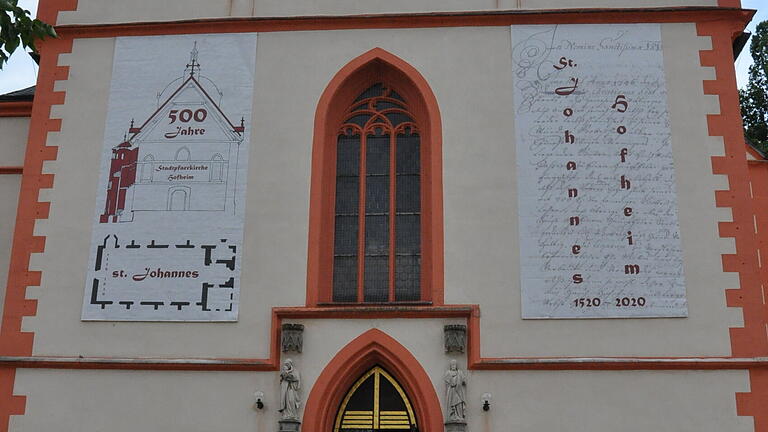 Große Banner weisen auf das Jubiläum '500 Jahre Stadtpfarrkirche in Hofheim' hin.