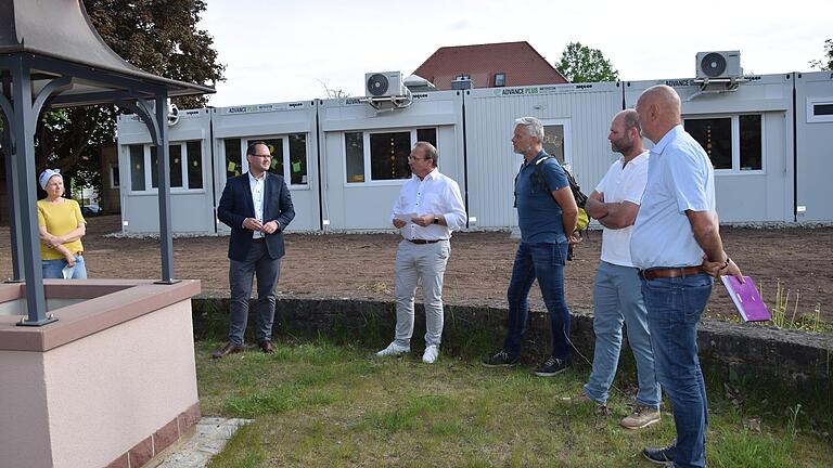 Vor der Bürgerversammlung in Wiesenfeld konnten sich Interessierte über den an den Kindergarten angebauten Gebäudetrakt aus Containern informieren. Das Bild zeigt (von links) Kindergartenleiterin Heike Möhres, Bürgermeister Michael Hombach, Uli Heck (Geschäftsleiter der Stadt Karlstadt), Bauleiter Rüdiger van Baal und die Wiesenfelder Stadträte Ingo Röder und Rainer Schäfer. Vor der Bürgerversammlung in Wiesenfeld konnten sich Interessierte über den an den Kindergarten angebauten Gebäudetrakt aus Containern informieren. Das Bild zeigt (von links) Kindergartenleiterin Heike Möhres, Bürgermeister Michael Hombach, Uli Heck (Geschäftsleiter der Stadt Karlstadt), Bauleiter Rüdiger van Baal und die Wiesenfelder Stadträte Ingo Röder und Rainer Schäfer.