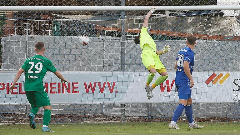 Torwart Andre Koob (Mitte) streckt sich vergeblich nach dem Schuss von Niclas Staudt (nicht im Bild). Mit diesem sehenswerten Tor glichen die Abtswinder zum 2:2 aus.