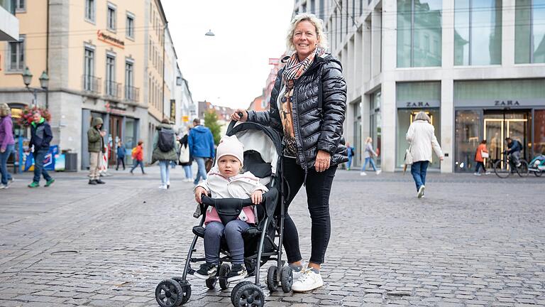 Andrea Mäder wohnt mit ihren Kindern und Enkelkindern zusammen. Sie alle wollen auf ihren Energieverbrauch achten, frieren soll deshalb aber keiner.