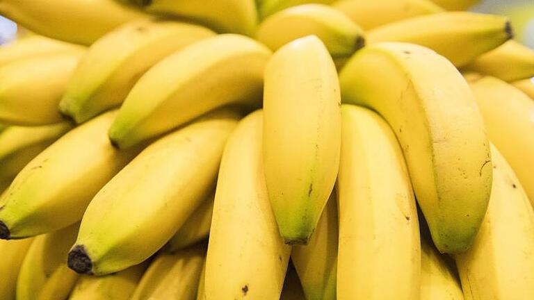 Die Banane gehört zu den Obstsorten mit dem höchsten Zuckergehalt. Foto: Robert Günther/dpa-tmn       -  Alle Vitamine einer Banane im Überblick.