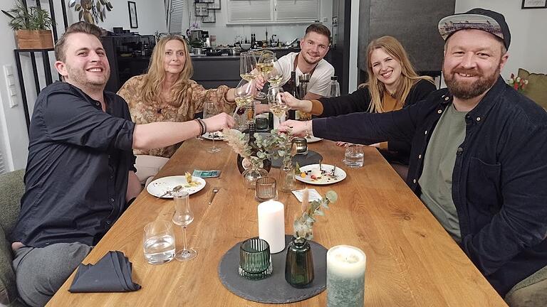 Beim 'Perfekten Dinner' aus der Region Würzburg treten diesmal wieder fünf Kandidatinnen und Kandidaten an (von links): Yannick, Annette, Patrick, Lisa Marie und Alexander.