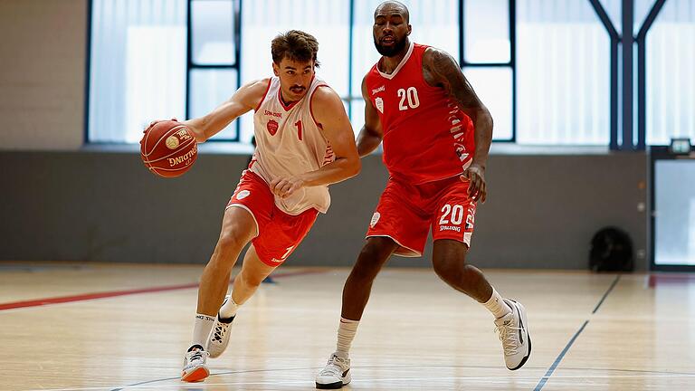 Baskets-Neuzugänge im Duell: Zachary Seljaas (links) und Javon Bess (links) beim Training im Trainingszentrum der Würzburg Baskets in der Zellerau.