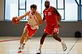 Baskets-Neuzugänge im Duell: Zachary Seljaas (links) und Javon Bess (links) beim Training im Trainingszentrum der Würzburg Baskets in der Zellerau.