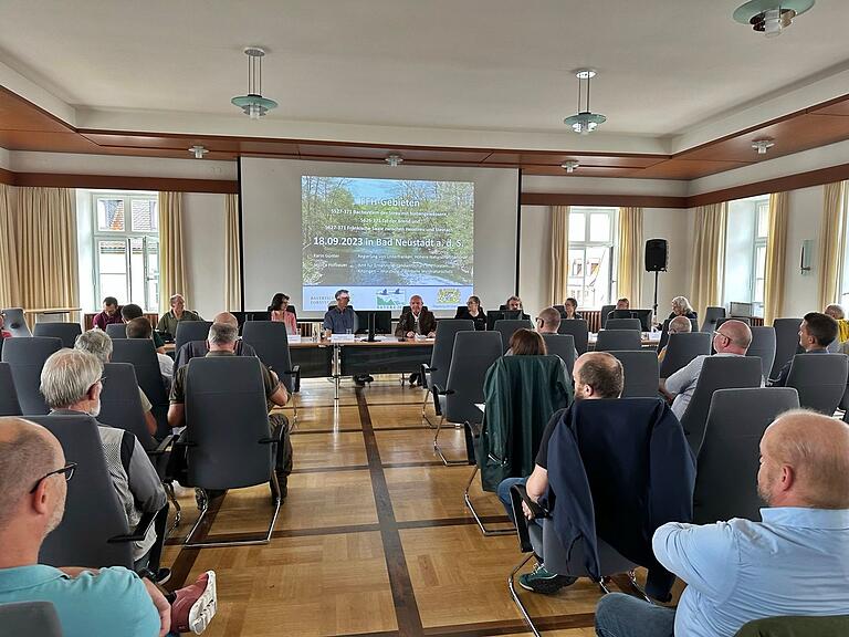 Im großen Sitzungssaal des Landratsamtes Bad Neustadt  fand die Fachtagung Natura 2000 der Regierung von Unterfranken statt.