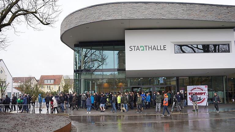 Viele enttäuschte Gesichter sah man nach der Betriebsversammlung von Valeo vor der in Bad Neustädter Stadthalle.