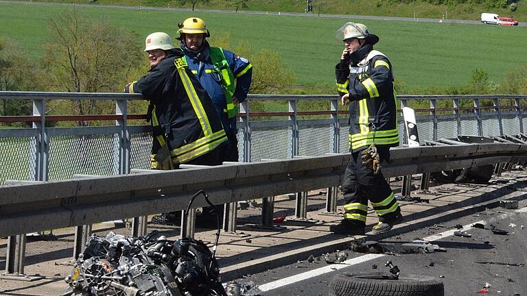 Die Einsatzleitung mit Kreisbrandrat Stefan Schmöger und dem Stellvertreter Kreisbrandinspektor Michael Omert sowie Christian Klein vom Technischen Hilfswerk (THW) am Bereich der Brücke. Hier ging es darum, wohin eventuell auslaufende Betriebsstoffe fließen. Die Einsatzleitung mit Kreisbrandrat Stefan Schmöger und dem Stellvertreter Kreisbrandinspektor Michael Omert sowie Christian Klein vom Technischen Hilfswerk (THW) am Bereich der Brücke. Hier ging es darum, wohin eventuell auslaufende Betriebsstoffe fließen.