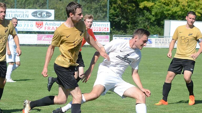 Das Durchkommen gegen die Abwehr der (SG) TSV Retzbach (vorne links mit Simon Barthelmes) war kein leichtes Unterfangen für Moritz Strohmenger und seine Teamkollegen von der FV Gemünden/Seifriedsburg.