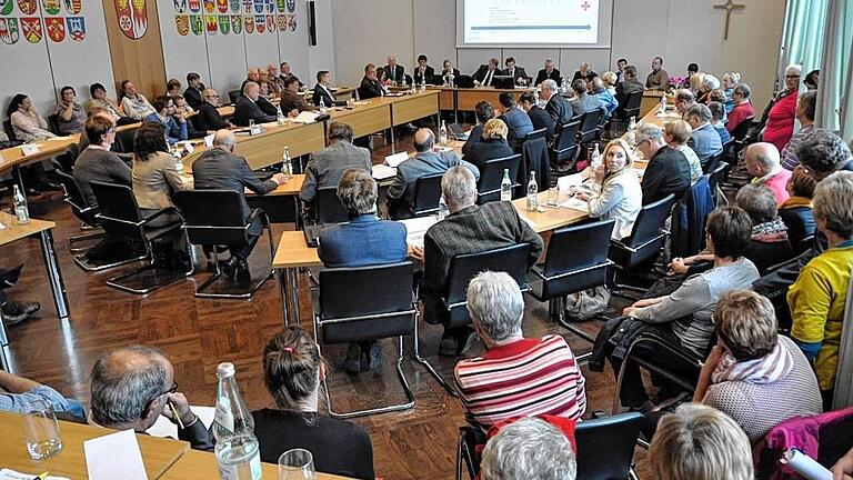 Gespannte Stille: Die Berater des Landkreises stellten am Mittwochnachmittag in einer Sondersitzung des Kreistags Main-Spessart ihr Gutachten zur Zukunft des Klinikums vor. Ihr Vorschlag: ein Neubau an zentraler Stelle. Gespannte Stille: Die Berater des Landkreises stellten am Mittwochnachmittag in einer Sondersitzung des Kreistags Main-Spessart ihr Gutachten zur Zukunft des Klinikums vor. Ihr Vorschlag: ein Neubau an zentraler Stelle.
