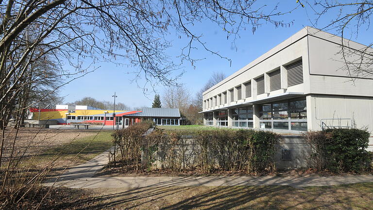 Die alte Schulturnhalle wird abgerissen, sobald die neue Dreifach-Sporthalle fertig ist.