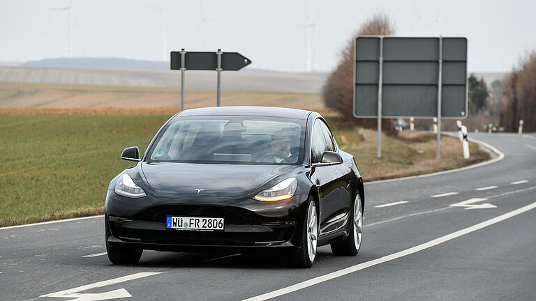 Das Model 3 auf der Straße: 4,69 Meter lang, eher unscheinbar und lange nicht so futuristisch aussehend wie das Model S oder X.