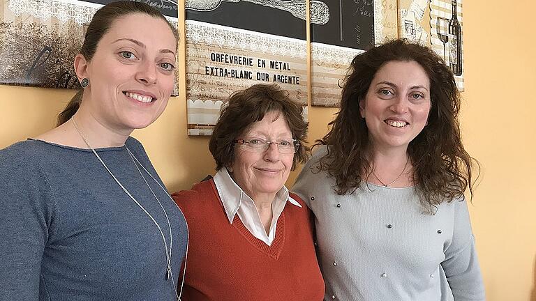 Glücklich in der neuen Küche: Cristina Marucci (Mitte) und ihre Töchter Rosella und Sara.