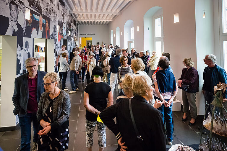 Viele nutzen die Gelegenheit, sich die neue Schweinfurter Dauerausstellung anzuschauen.&nbsp;